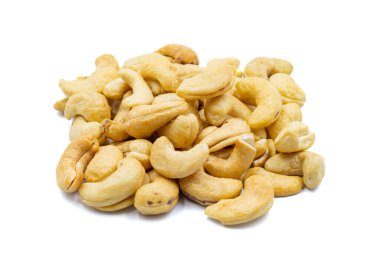 Beyaz arka planda izole kaju fıstıkları. Taze çerez. Kapat.