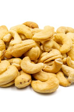 Beyaz arka planda izole kaju fıstıkları. Taze çerez. Kapat. Hikaye biçimi