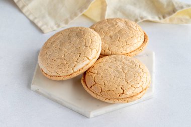 Beyaz arka planda Acibadem kurabiyesi. Geleneksel Türk mutfağı aroması. Lezzetli kurabiyeler Yerel adı acbadem kurabiyesi