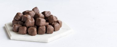 Çikolata kaplı Türk lokumu beyaz arka planda. Geleneksel Türk mutfağı aroması. Metin için boş alan. Boşluğu kopyala