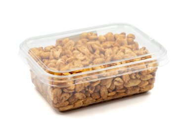 Beyaz arka planda izole edilmiş tuzlanmış fıstık paketi. Taze çerez.