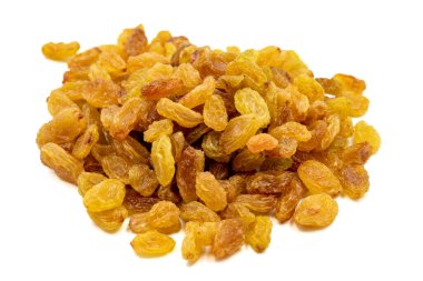 Kurutulmuş kuru üzümler beyaz arka planda izole edilmiş. Taze çerez. Yakın plan fındıklar