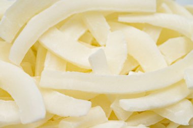 Dilimlenmiş hindistan cevizine yakın çekim. Yemek geçmişi. Taze çerez. Yakın plan fındıklar