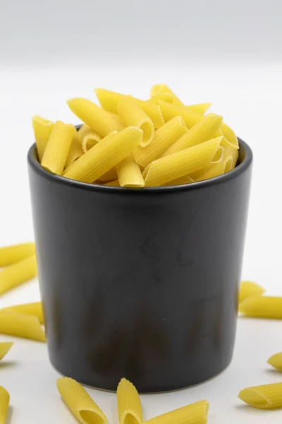 Raw Penne Pasta Isolerad Vit Bakgrund Pasta Ett Glas Glaset — Stockfoto