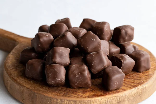 Choklad Täckt Turkiska Glädje Vit Bakgrund Traditionell Turkisk Matsmak Närbild — Stockfoto