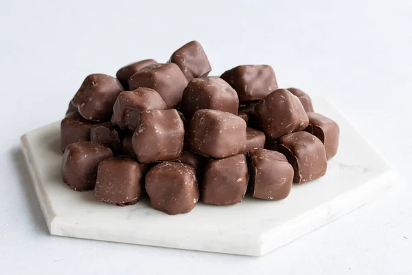 Chocolate Cobriu Prazer Turco Fundo Branco Sabor Tradicional Cozinha Turca — Fotografia de Stock
