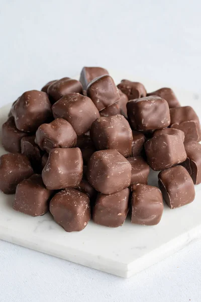 Cioccolato Coperto Delizia Turca Uno Sfondo Bianco Tradizionale Sapore Della — Foto Stock