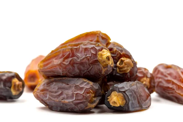 Dattelfrüchte Auf Weißem Hintergrund Frische Medjool Dates Für Ramadan Nahaufnahme — Stockfoto