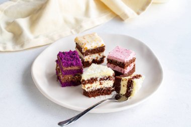 Mini kek farklı tatlarda yapılır. Beyaz arka planda nefis kekler