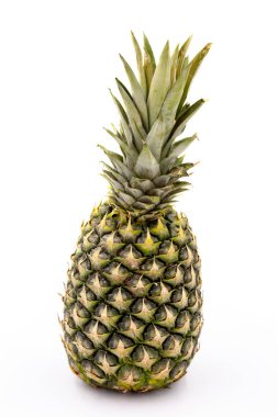 Beyaz arka planda ananas. Olgun ananasın tonuyla birlikte. Kapanış hikayesi biçimi