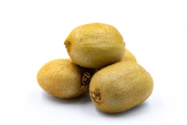 Beyaz arka planda Kivi. Olgun kivinin tonuyla birlikte. Kapat.