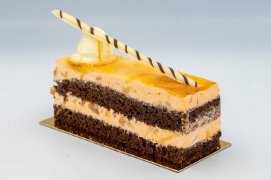 Beyaz arka planda dilimlenmiş turuncu pasta..