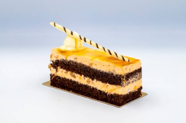 Beyaz arka planda dilimlenmiş turuncu pasta..