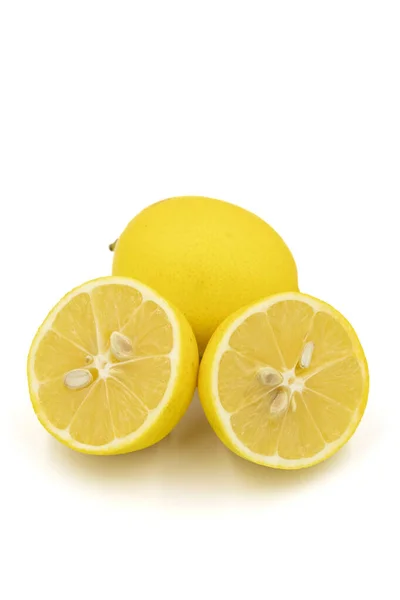 Limone Biologico Fondo Bianco Primo Piano Limone Tagliato Metà Formato — Foto Stock