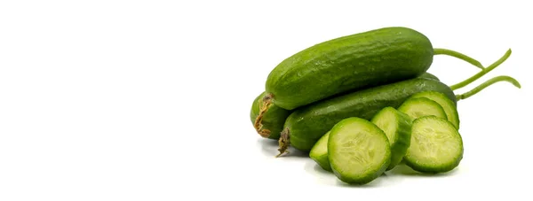 Pepinos Maduros Sobre Fondo Blanco Pepino Rodajas Cerca Espacio Vacío —  Fotos de Stock