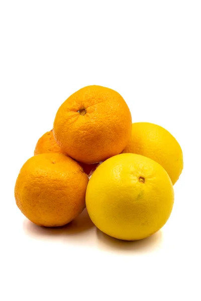 Mandarinas Maduras Naranjas Sobre Fondo Blanco Primer Plano Formato Historia —  Fotos de Stock