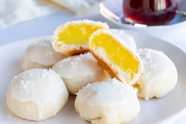 Citroenkoekjes Met Chocolade Bedekt Met Citroen Gevuld Koekje Sluiten — Stockfoto