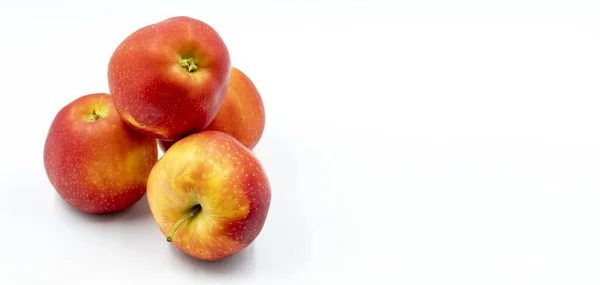 Beyaz Arka Planda Kırmızı Elma Olgun Bir Elma Gölgesiyle Birlikte — Stok fotoğraf