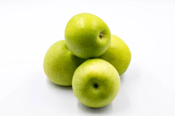 Beyaz Arka Planda Ekşi Elmalar Olgun Yeşil Ekşi Elma Tonuyla — Stok fotoğraf