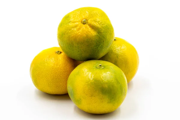 Mandarinas Sobre Fondo Blanco Combinación Con Tono Mandarina Dulce Madura —  Fotos de Stock