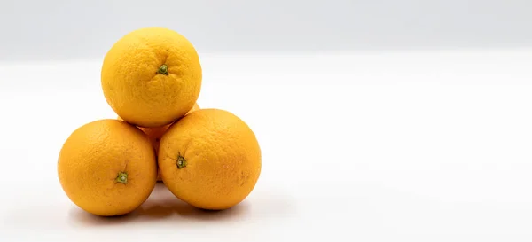 Pomarańczowy Białym Tle Połączeniu Dojrzałym Odcieniem Pomarańczy Puste Miejsce Tekst — Zdjęcie stockowe