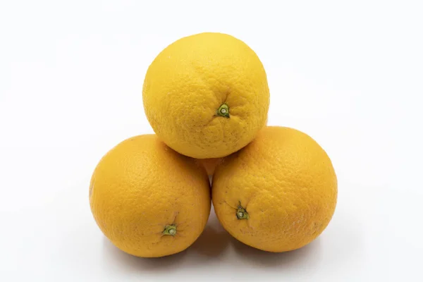 Pomarańczowy Białym Tle Połączeniu Dojrzałym Odcieniem Pomarańczy Zbliżenie — Zdjęcie stockowe