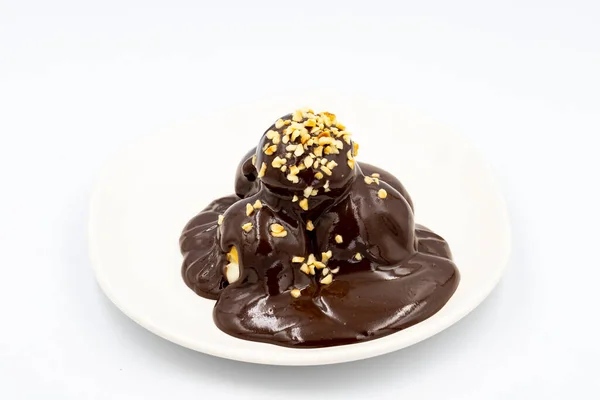 Profiterol Csokoládéval Szórt Fehér Alapon — Stock Fotó