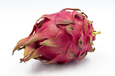 Ejderha meyvesi, beyaz arka planda gölgeli pitaya. Pitaya ya da pitahaya, Amerika kıtasına özgü birkaç kaktüs türünün meyvesidir. Kapat.