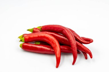 Beyaz arka planda kırmızı kırmızı kırmızı biber ve gölge. Kapat.