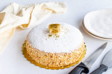 Beyaz arka planda muzlu kek. Krema ve muzla dolu Alman pastası.