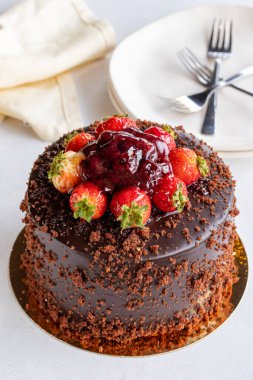 Beyaz arka planda çilekli ve çikolatalı pasta. Çikolata ve çilekle dolu kutlama pastası.