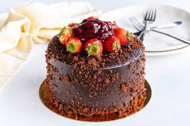 Beyaz arka planda çilekli ve çikolatalı pasta. Çikolata ve çilekle dolu kutlama pastası.