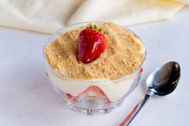 Beyaz arka planda çilekli manolya tatlısı.