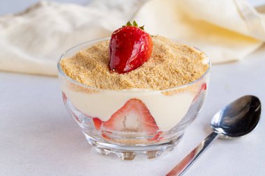 Beyaz arka planda çilekli manolya tatlısı.