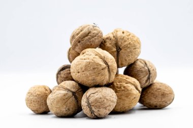 Beyaz arka planda cevizler