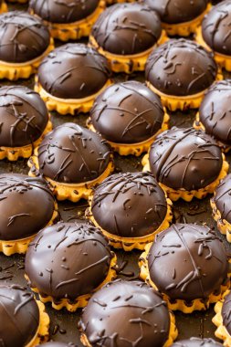 Yakın plan çikolatalı kurabiyeler.