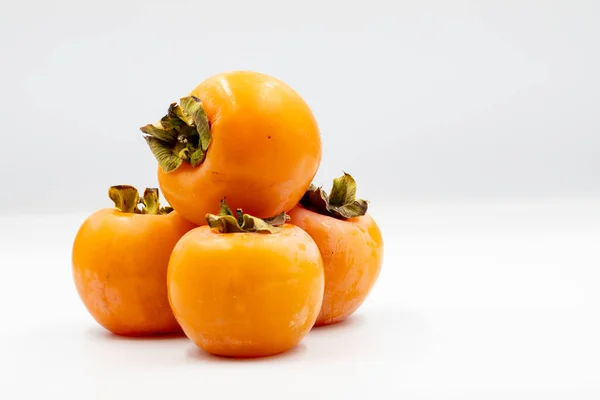 Verse Biologische Rijpe Persimmons Vruchten Een Witte Achtergrond Met Schaduw — Stockfoto
