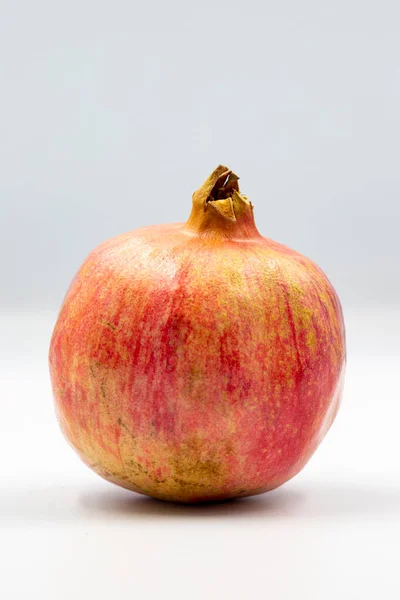 Beyaz Arka Planda Gölgeli Taze Organik Nar Meyveleri Kapat — Stok fotoğraf