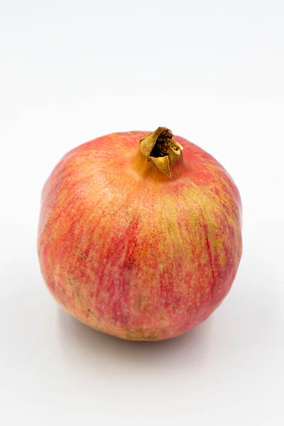 Beyaz Arka Planda Gölgeli Taze Organik Nar Meyveleri Kapat — Stok fotoğraf