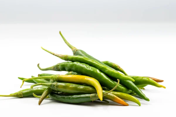 Zelené Chilli Papričky Bílém Pozadí Stínem Zavřít — Stock fotografie