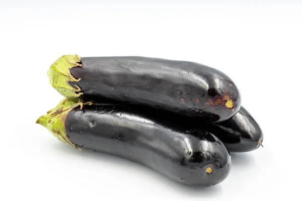 Färsk Aubergine Vit Bakgrund Med Skugga Närbild — Stockfoto