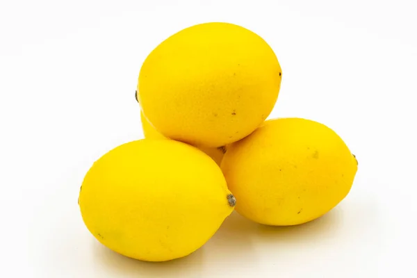 Beyaz Arka Planda Gölgeli Taze Limon Kapat — Stok fotoğraf