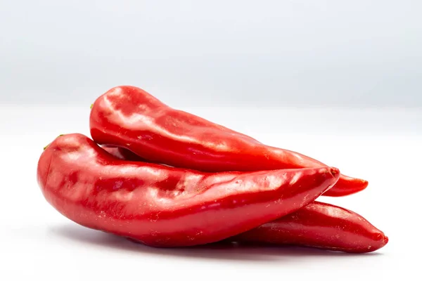 Färsk Röd Paprika Vit Bakgrund Med Skugga Närbild — Stockfoto