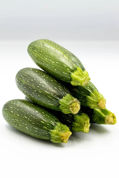 Verse Courgette Witte Achtergrond Met Schaduw Sluiten — Stockfoto