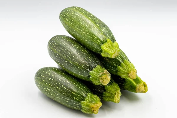 Courgettes Fraîches Sur Fond Blanc Avec Ombre Gros Plan — Photo