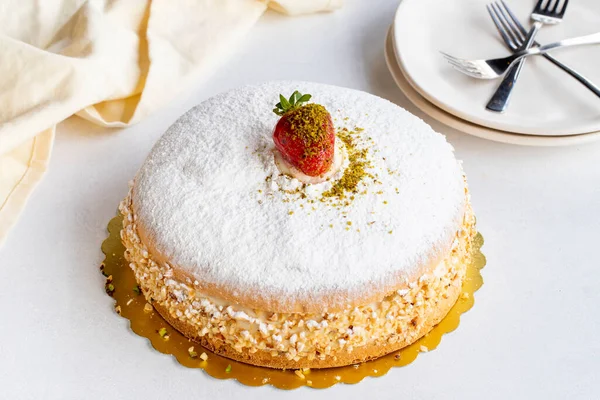 Torta Fragole Sfondo Bianco Torta Tedesca Ripiena Panna Fragole — Foto Stock