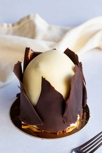 Торт Бананом Профитролями Белом Фоне Небольшой Праздничный Десерт Шоколадом Снаружи — стоковое фото