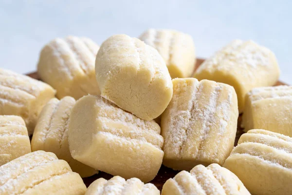 Beyaz arka planda un kurabiyeleri. yerel adı un kurabiyesi