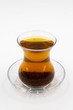 Beyaz arka planda bir fincan çay.