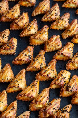 Tepside taze pişmiş lezzetli kurabiyeler.